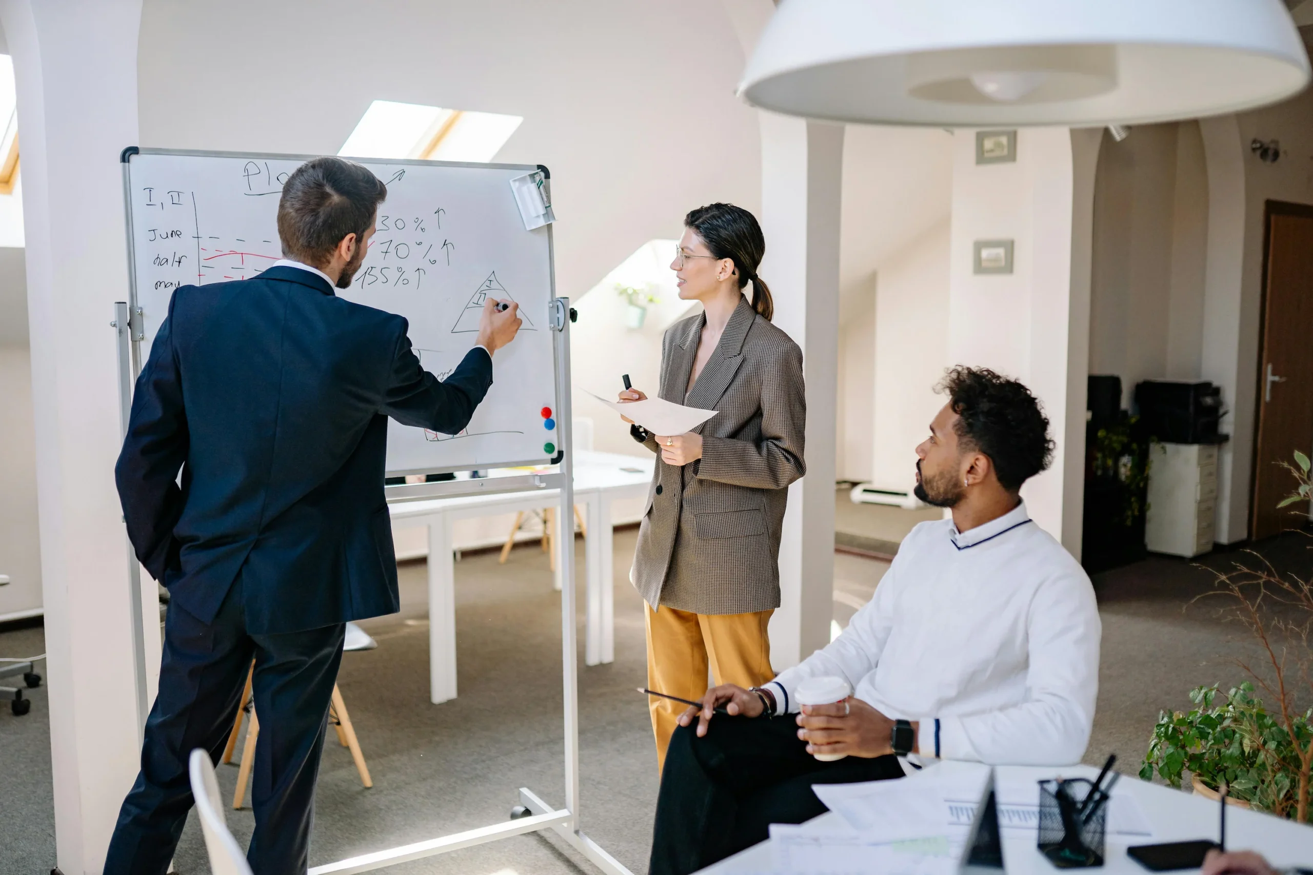 Dịch vụ tư vấn hoàn thiện pháp lý đầu tư pexels yankrukov 7693154